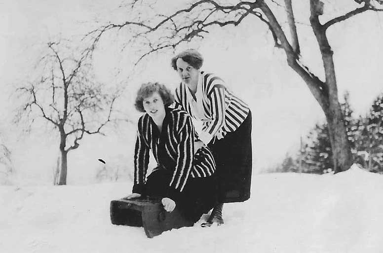 Zena Zezza with her mother, c. 1920